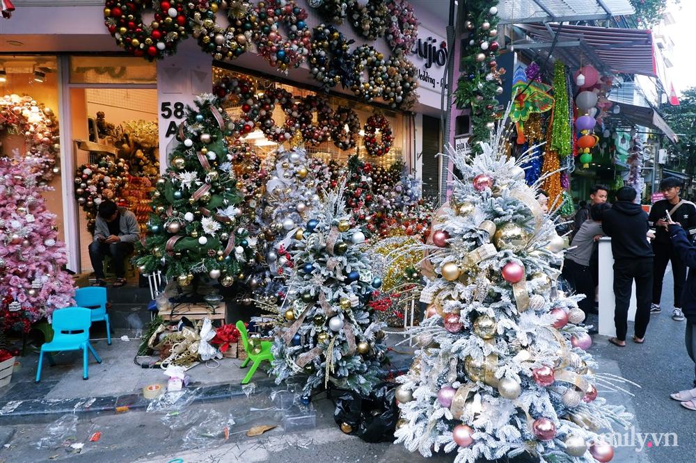 Một tuần nữa là đến Noel, phố Hàng Mã ngập tràn các đồ trang trí lung linh sắc màu nhưng sức mua giảm đáng kể-5