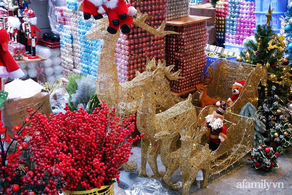 Một tuần nữa là đến Noel, phố Hàng Mã ngập tràn các đồ trang trí lung linh sắc màu nhưng sức mua giảm đáng kể-6