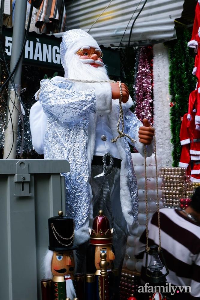 Một tuần nữa là đến Noel, phố Hàng Mã ngập tràn các đồ trang trí lung linh sắc màu nhưng sức mua giảm đáng kể-7