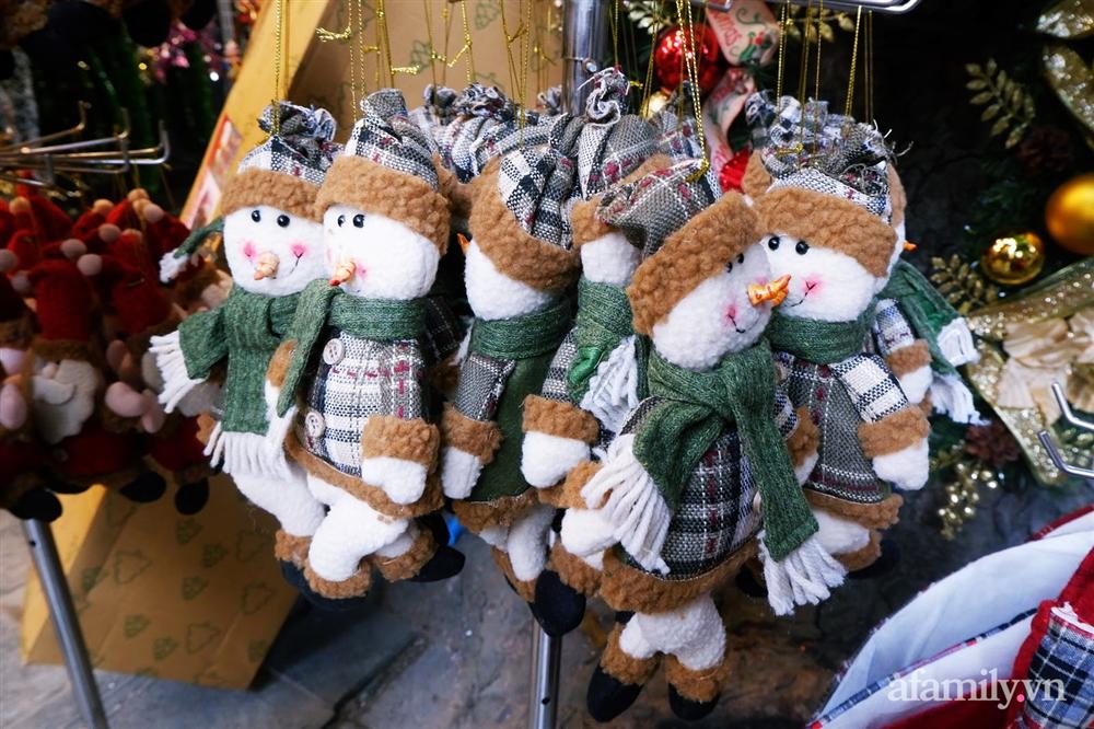 Một tuần nữa là đến Noel, phố Hàng Mã ngập tràn các đồ trang trí lung linh sắc màu nhưng sức mua giảm đáng kể-10