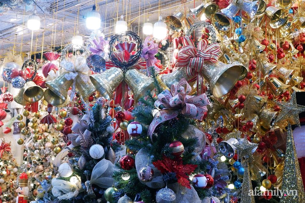 Một tuần nữa là đến Noel, phố Hàng Mã ngập tràn các đồ trang trí lung linh sắc màu nhưng sức mua giảm đáng kể-11