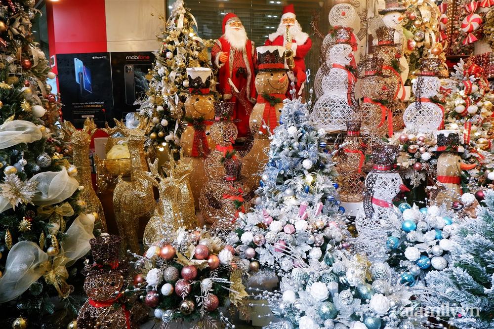 Một tuần nữa là đến Noel, phố Hàng Mã ngập tràn các đồ trang trí lung linh sắc màu nhưng sức mua giảm đáng kể-12