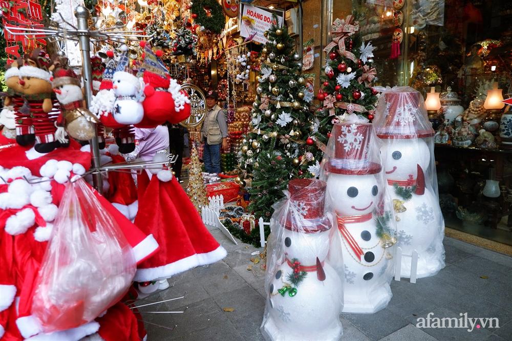 Một tuần nữa là đến Noel, phố Hàng Mã ngập tràn các đồ trang trí lung linh sắc màu nhưng sức mua giảm đáng kể-13