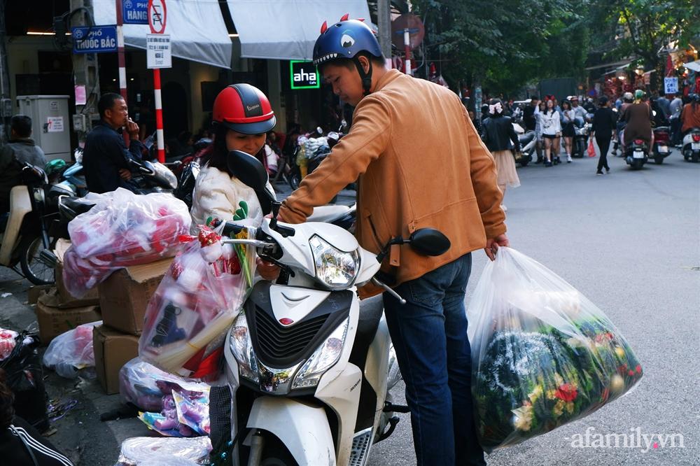 Một tuần nữa là đến Noel, phố Hàng Mã ngập tràn các đồ trang trí lung linh sắc màu nhưng sức mua giảm đáng kể-14