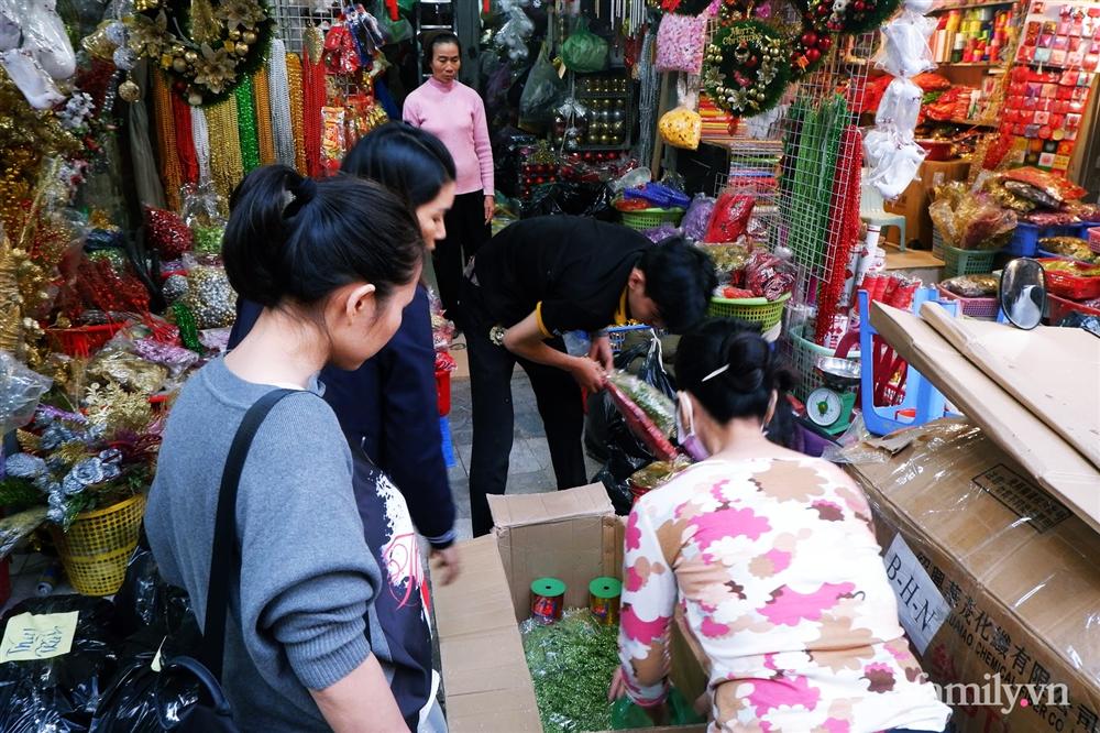 Một tuần nữa là đến Noel, phố Hàng Mã ngập tràn các đồ trang trí lung linh sắc màu nhưng sức mua giảm đáng kể-15
