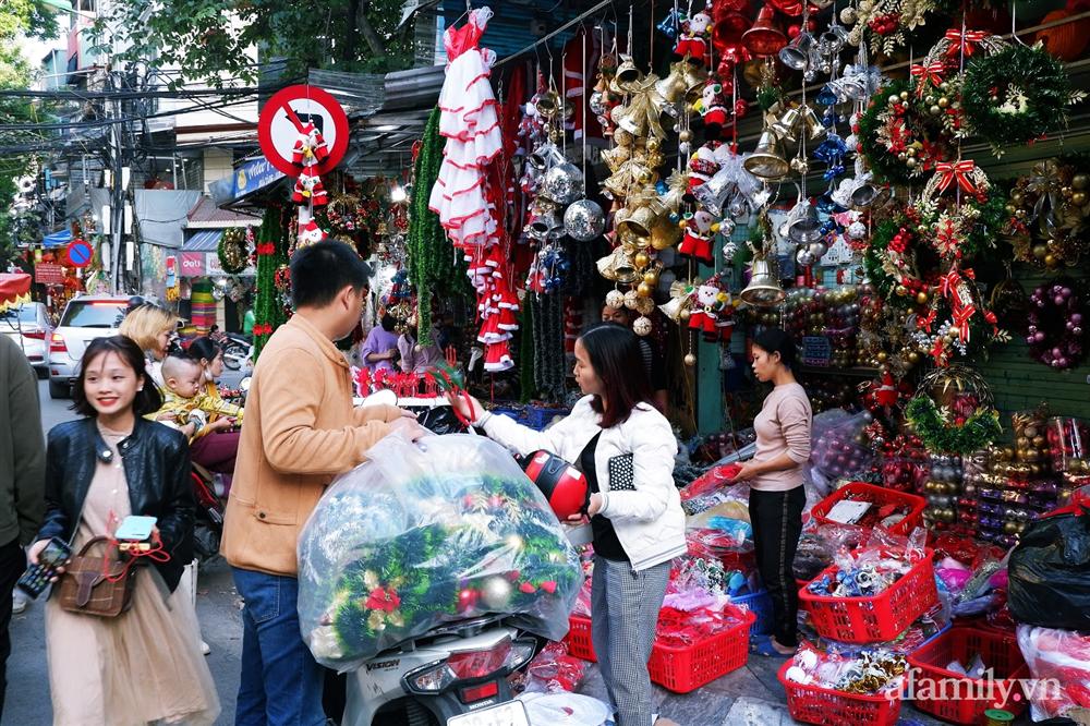 Một tuần nữa là đến Noel, phố Hàng Mã ngập tràn các đồ trang trí lung linh sắc màu nhưng sức mua giảm đáng kể-16