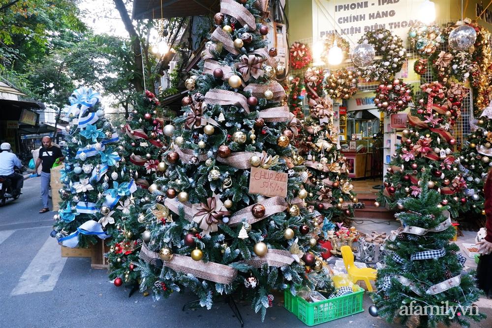Một tuần nữa là đến Noel, phố Hàng Mã ngập tràn các đồ trang trí lung linh sắc màu nhưng sức mua giảm đáng kể-17