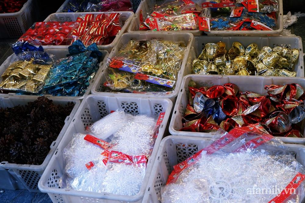 Một tuần nữa là đến Noel, phố Hàng Mã ngập tràn các đồ trang trí lung linh sắc màu nhưng sức mua giảm đáng kể-8