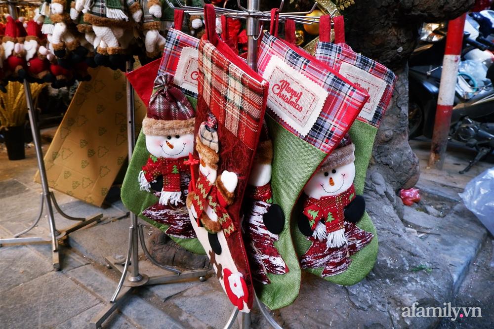 Một tuần nữa là đến Noel, phố Hàng Mã ngập tràn các đồ trang trí lung linh sắc màu nhưng sức mua giảm đáng kể-9