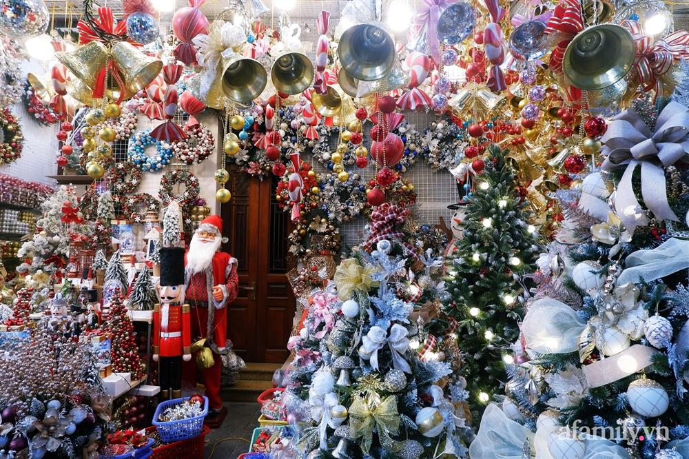 Một tuần nữa là đến Noel, phố Hàng Mã ngập tràn các đồ trang trí lung linh sắc màu nhưng sức mua giảm đáng kể-19