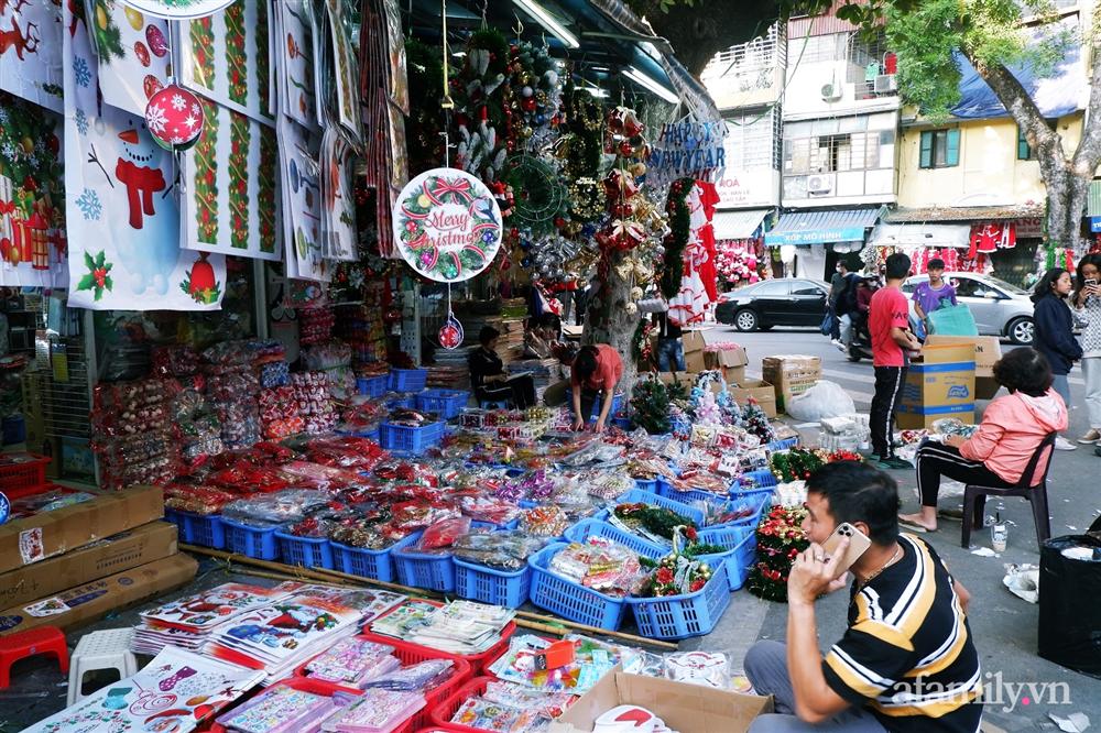 Một tuần nữa là đến Noel, phố Hàng Mã ngập tràn các đồ trang trí lung linh sắc màu nhưng sức mua giảm đáng kể-20