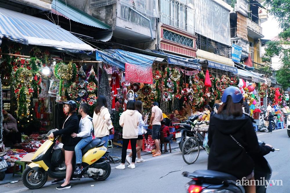 Một tuần nữa là đến Noel, phố Hàng Mã ngập tràn các đồ trang trí lung linh sắc màu nhưng sức mua giảm đáng kể-21