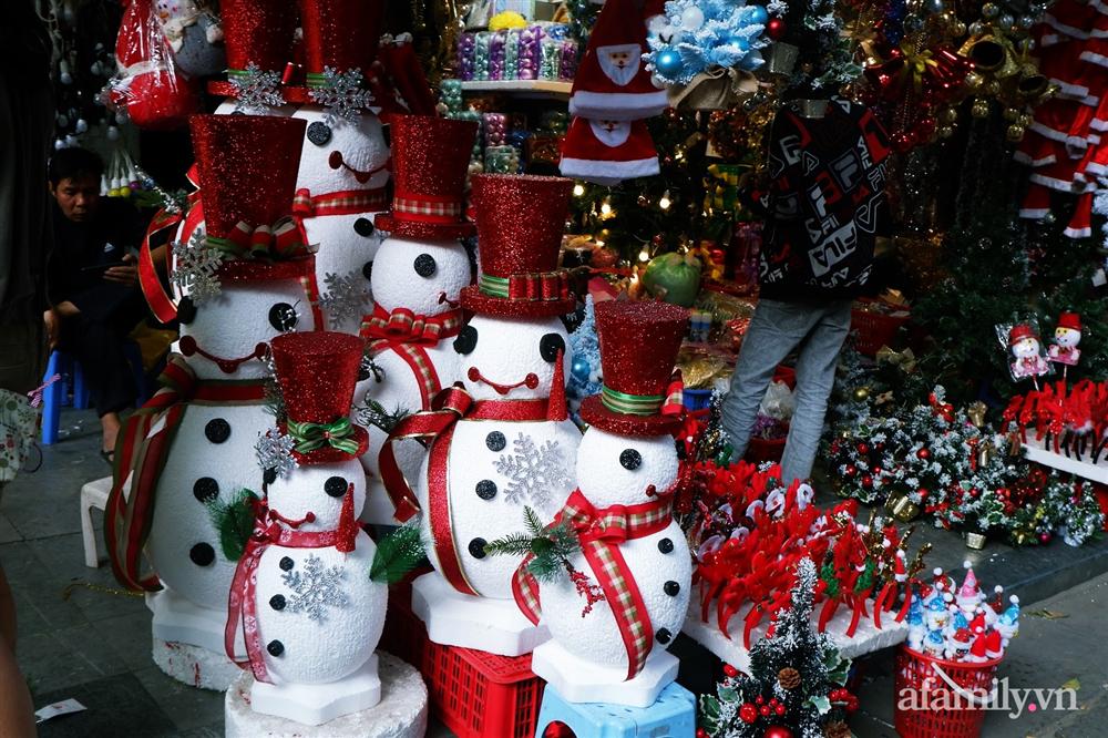 Một tuần nữa là đến Noel, phố Hàng Mã ngập tràn các đồ trang trí lung linh sắc màu nhưng sức mua giảm đáng kể-22