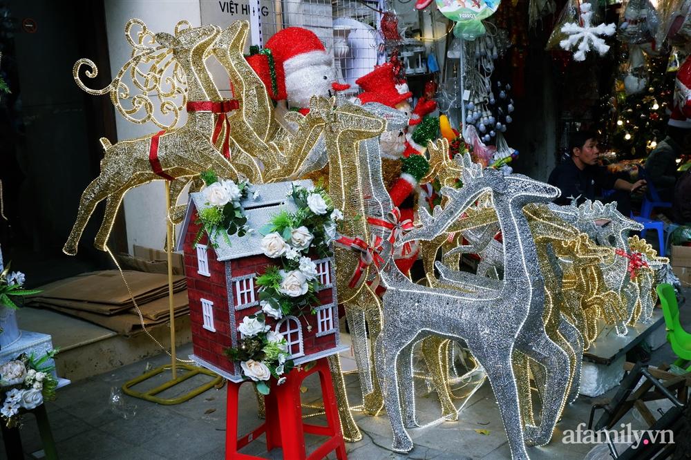 Một tuần nữa là đến Noel, phố Hàng Mã ngập tràn các đồ trang trí lung linh sắc màu nhưng sức mua giảm đáng kể-23