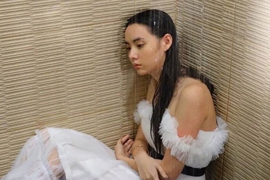 Nhớ mẹ nên cưới xong liền trở về nhà chơi trong chốc lát, chẳng ngờ khi quay về liền bị nhà chồng xỉ vả không thương tiếc