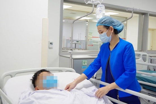 Hai người đàn ông đột quỵ nghi do nghiện thuốc lá