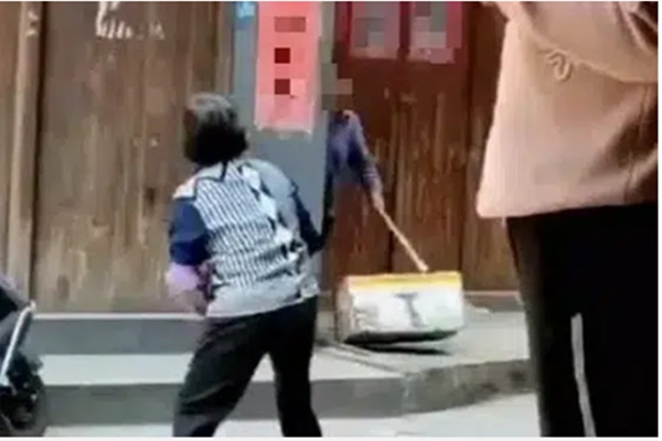 Mẹ chồng tổ chức tiệc ăn mừng khi con trai ly hôn, 2 năm sau vào lúc nửa đêm bà phải gọi cho con dâu cũ khóc nghẹn không thành tiếng-3