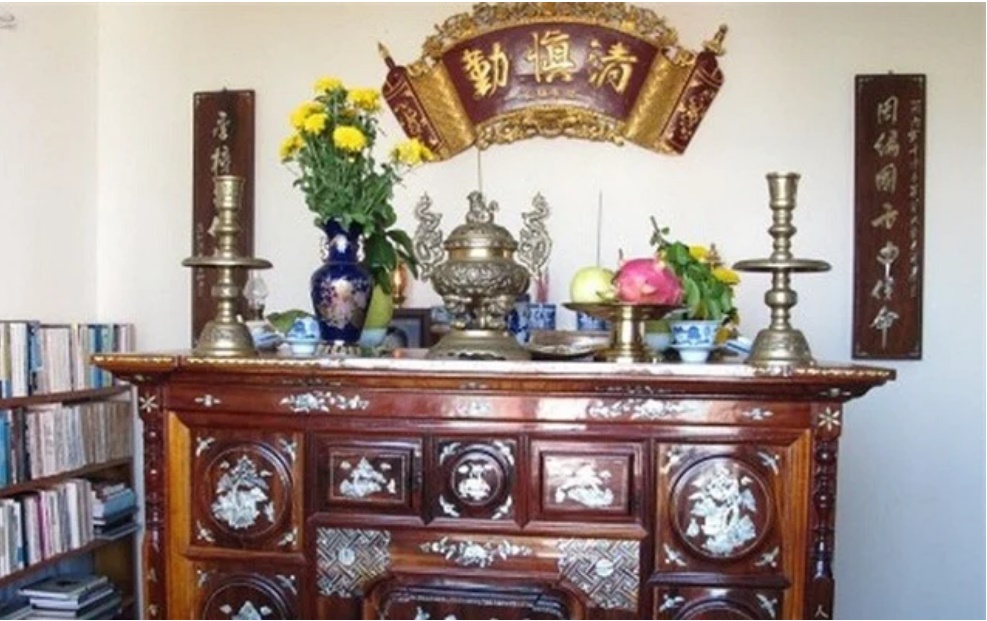 Cuối năm lau bàn thờ đừng dùng nước lã, làm theo cách này để tài lộc hanh thông, năm mới có phúc-2