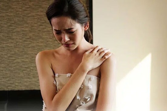 Trong buổi họp lớp, tôi bất ngờ gặp lại người yêu cũ và càng đắng đót khi anh không biết đứa trẻ tôi dắt theo chính là con đẻ của anh