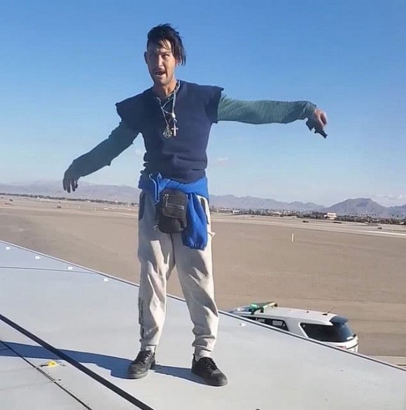 Khoảnh khắc người đàn ông trèo lên cánh máy bay khi chuẩn bị lăn bánh khiến người xem đứng hình-1