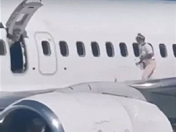 Khoảnh khắc người đàn ông trèo lên cánh máy bay khi chuẩn bị lăn bánh khiến người xem đứng hình-4