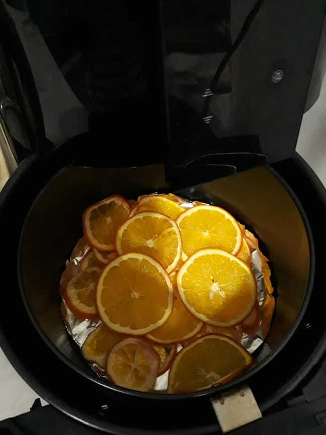 Làm trái cây sấy bằng nồi chiên không dầu siêu tiện, hội chị em dùng làm nước detox, uống trà và lại có thêm đồ decor cây thông Noel-3