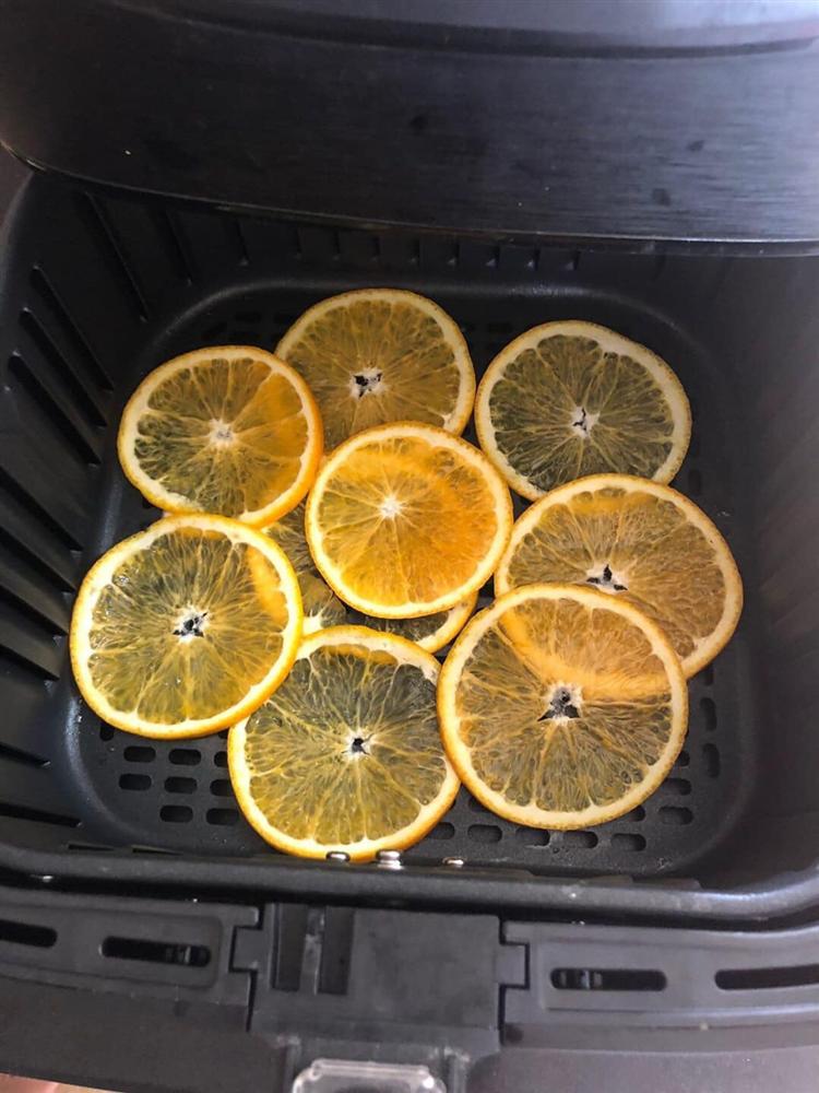 Làm trái cây sấy bằng nồi chiên không dầu siêu tiện, hội chị em dùng làm nước detox, uống trà và lại có thêm đồ decor cây thông Noel-9