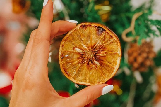 Làm trái cây sấy bằng nồi chiên không dầu siêu tiện, hội chị em dùng làm nước detox, uống trà và lại có thêm đồ decor cây thông Noel