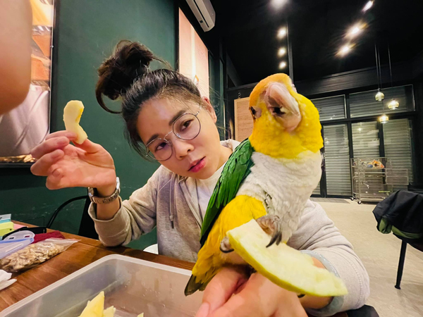 Bức ảnh hot MXH: Anh chàng 23 được mẹ đường 63 bao nuôi thế nhưng sự thật đằng sau câu chuyện lại cồng kềnh thế này đây!-2