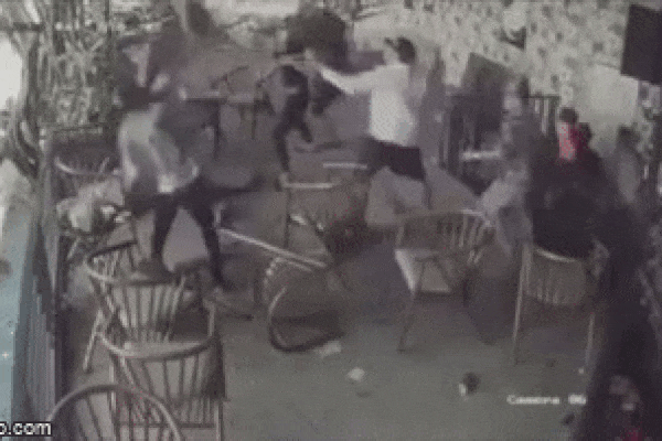 Hai nhóm thanh niên hẹn nhau huyết chiến như trong phim-3