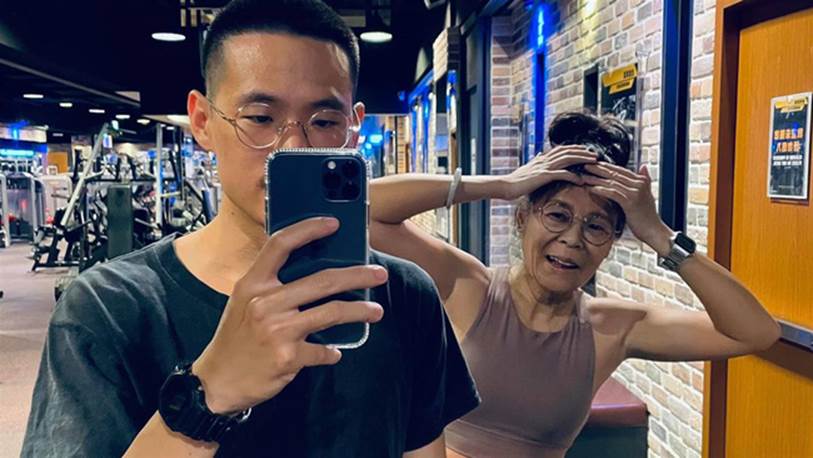 Xôn xao chuyện chàng trai 23 tuổi khoe Sugar mommy 63 tuổi: Sau khi bị ném đá nặng nề, nam chính đã công khai nhan sắc thật của mẹ đường-2