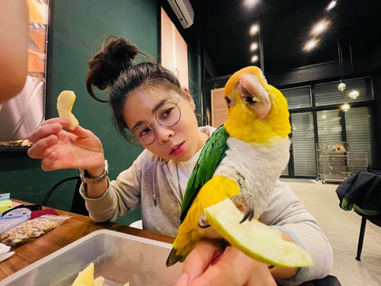 Xôn xao chuyện chàng trai 23 tuổi khoe Sugar mommy 63 tuổi: Sau khi bị ném đá nặng nề, nam chính đã công khai nhan sắc thật của mẹ đường-3