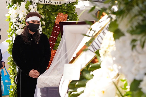 Rớt nước mắt với bài thơ Hoài Linh viết tặng cố nghệ sĩ Chí Tài trong tang lễ tại Mỹ-9