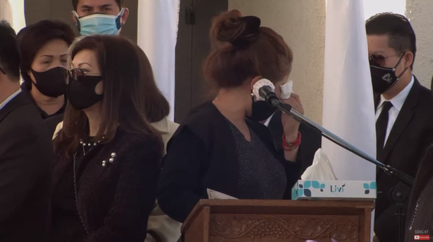 Lễ viếng NS Chí Tài tại Mỹ: Ca sĩ Phương Loan lặng lẽ bên chồng, kỷ vật được đặt vào tay linh cữu, Bằng Kiều và dàn sao đến tiễn đưa-2