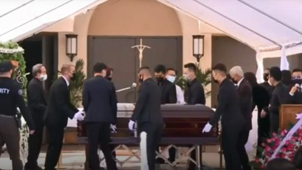 Lễ viếng NS Chí Tài tại Mỹ: Quan tài NS Chí Tài đóng lại vĩnh viễn, bà xã Phương Loan không nỡ rời xa linh cữu-29