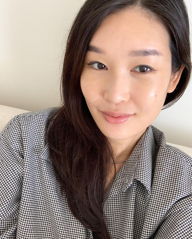 Chuyên gia skincare người Hàn U40 chỉ dùng vài sản phẩm mà da căng bóng không tỳ vết, đã vậy còn sáng bật tông-2