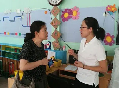 Tan học thấy con mặc chiếc áo khoác lạ, mẹ sinh nghi hỏi vài câu, hôm sau gọi 1 cú điện thoại khiến cô giáo chủ nhiệm mất việc-2