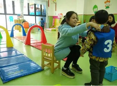 Tan học thấy con mặc chiếc áo khoác lạ, mẹ sinh nghi hỏi vài câu, hôm sau gọi 1 cú điện thoại khiến cô giáo chủ nhiệm mất việc-1