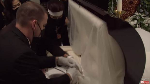 Lễ viếng NS Chí Tài tại Mỹ: Quan tài NS Chí Tài đóng lại vĩnh viễn, bà xã Phương Loan không nỡ rời xa linh cữu-3