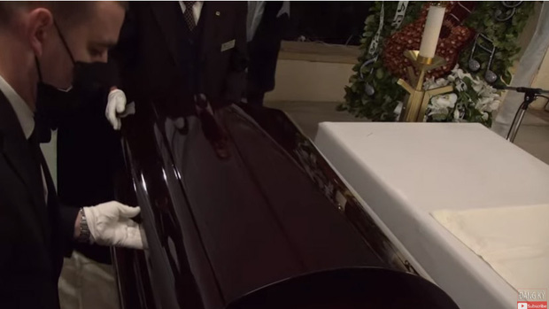 Lễ viếng NS Chí Tài tại Mỹ: Quan tài NS Chí Tài đóng lại vĩnh viễn, bà xã Phương Loan không nỡ rời xa linh cữu-5