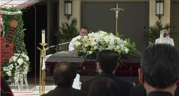 Lẵng hoa đặc biệt mang dấu ấn cố NS Chí Tài tại tang lễ ở Mỹ: Cây đàn nay lặng yên 1 góc, tiếng hát giờ chỉ còn trong ký ức!-1