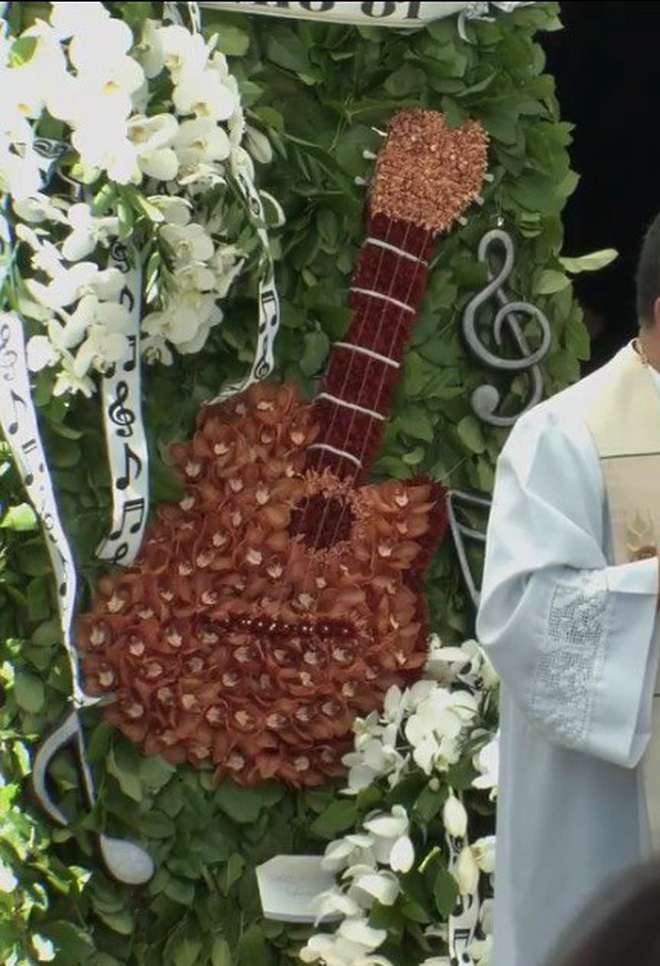 Lẵng hoa đặc biệt mang dấu ấn cố NS Chí Tài tại tang lễ ở Mỹ: Cây đàn nay lặng yên 1 góc, tiếng hát giờ chỉ còn trong ký ức!-3
