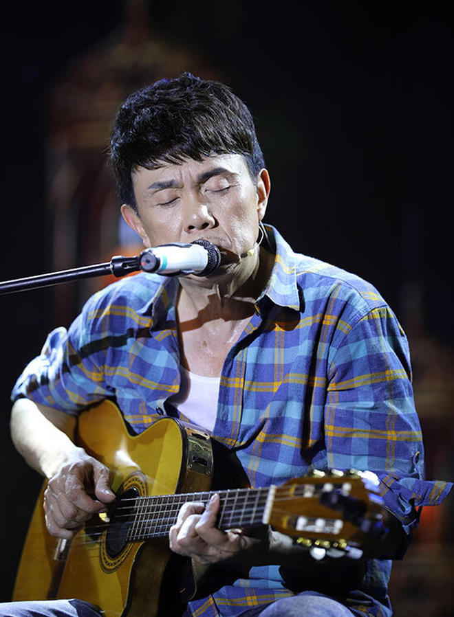 Lẵng hoa đặc biệt mang dấu ấn cố NS Chí Tài tại tang lễ ở Mỹ: Cây đàn nay lặng yên 1 góc, tiếng hát giờ chỉ còn trong ký ức!-5