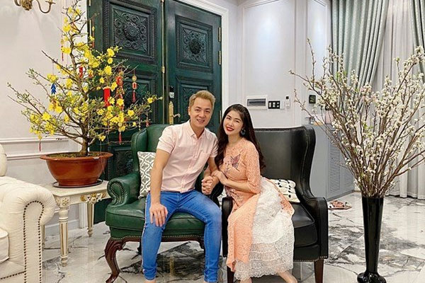 Không gian lung linh, ngập tràn ánh sáng bên ngoài biệt thự của vợ chồng Bảo Thy vào dịp Noel-12