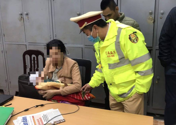 Cảnh sát giao thông cứu người mẹ ôm con nhỏ định nhảy cầu tự tử lúc rạng sáng-1