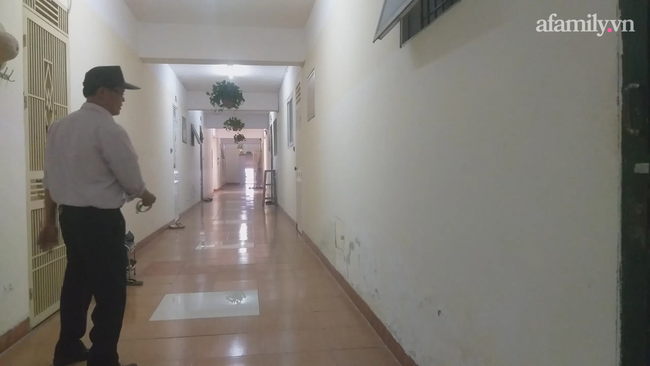 Hà Nội: Nỗi kinh hoàng thang máy rơi tự do còn chưa nguôi ngoai, dân chung cư lại phải vật lộn chung sống với nhà xuống cấp, tường nham nhở-8