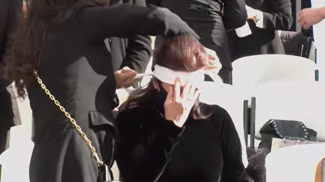Vợ cố nghệ sĩ Chí Tài khóc cạn nước mắt, ôm chặt di ảnh chồng trong tang lễ-2
