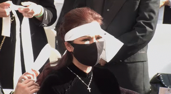 Vợ cố nghệ sĩ Chí Tài khóc cạn nước mắt, ôm chặt di ảnh chồng trong tang lễ-4