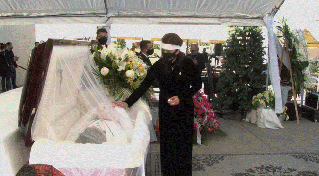 Vợ cố nghệ sĩ Chí Tài khóc cạn nước mắt, ôm chặt di ảnh chồng trong tang lễ-5