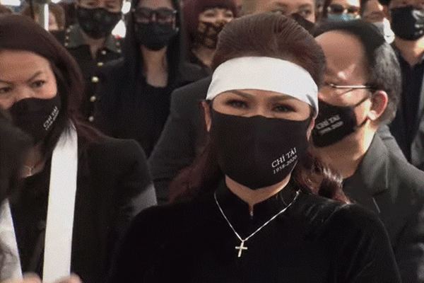 Thương tiếc cố NS Chí Tài, hàng xóm mang nước lau chùi ô tô, săn sóc chiếc xe mất chủ-5